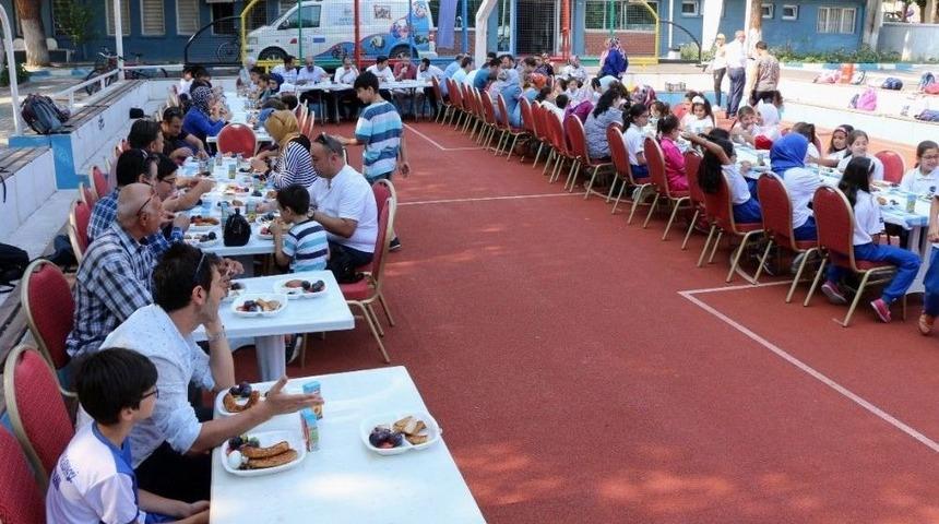 Spor İl M&uuml;d&uuml;r&uuml; &Ouml;zt&uuml;rk Ve İl M&uuml;ft&uuml;s&uuml; Cihan Yaz Okulu Sporcularıyla Buluştu