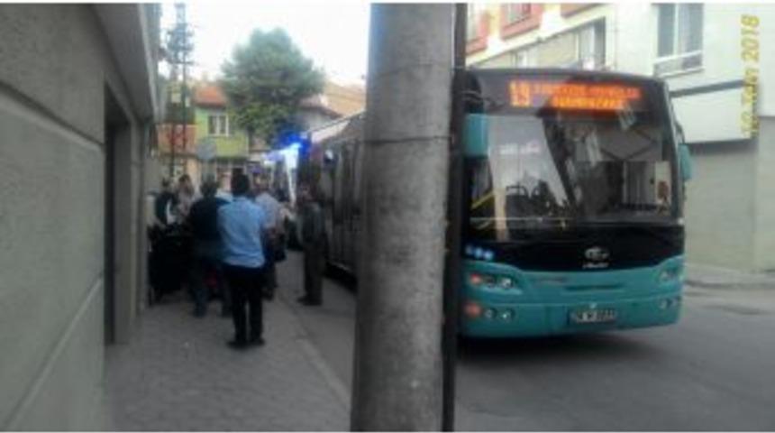 Otob&uuml;sten İnerken D&uuml;şen Yaşlı Kadın Yaralandı