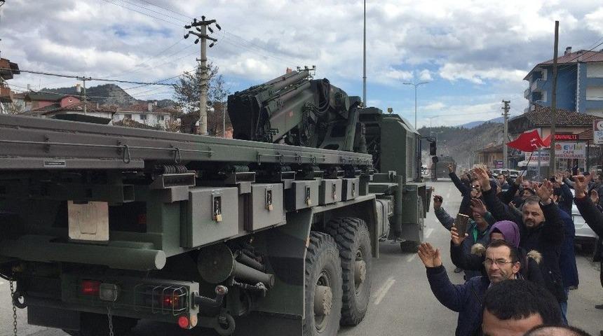 Han&ouml;n&uuml; Halkı Askeri Konvoya Sevgi G&ouml;sterisinde Bulundu