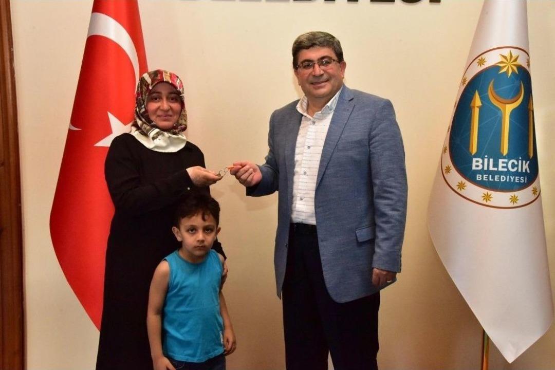 Sultaneli Osmanlı Sokağı&rsquo;ndaki D&uuml;kkanların Anahtarlarını Teslim Edildi