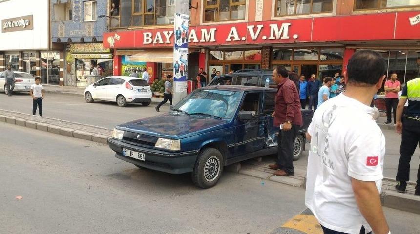 Ağrı’da Otobüsle Çarpışan Otomobil Refüje Çıktı