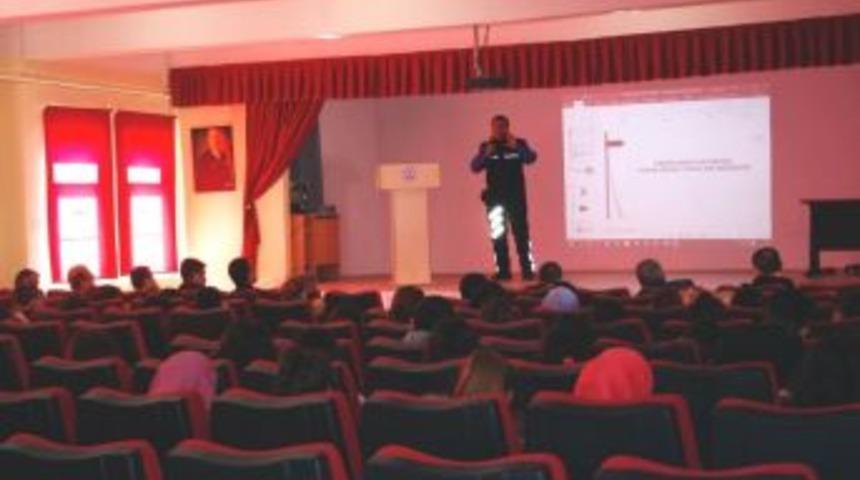 Kaman&rsquo;da Polis &rsquo;g&uuml;venli Ve Doğru İnternet Kullanımı&rsquo; Eğitimi Verdi