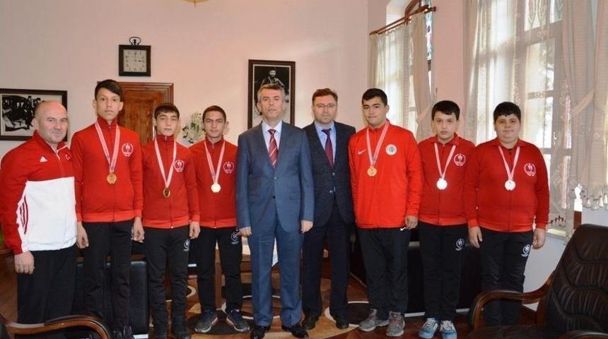 Başarılı Gen&ccedil; G&uuml;reş&ccedil;ilerden Kaymakam Sırmalı&rsquo;ya Ziyaret