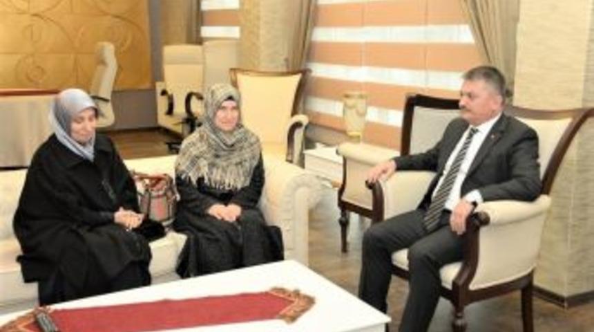 Şehit Kaymakam Safit&uuml;rk&rsquo;&uuml;n Ablaları Vali Yazıcı&rsquo;yı Ziyaret Etti