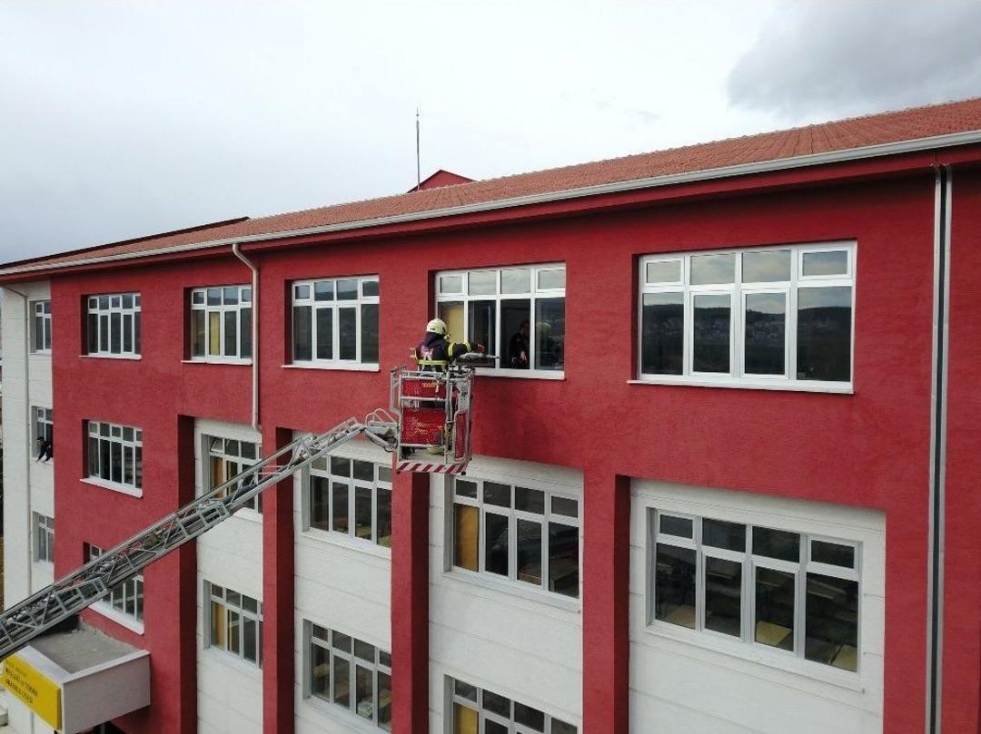 &Ouml;ğrencilerin G&ouml;z&uuml; &Ouml;n&uuml;nde 3&rsquo;&uuml;nc&uuml; Kattan Atladı