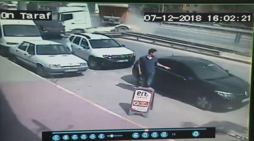 Kontrolden &Ccedil;ıkan Hafriyat Kamyonu Minib&uuml;s&uuml; Altına Aldı: 1 Yaralı