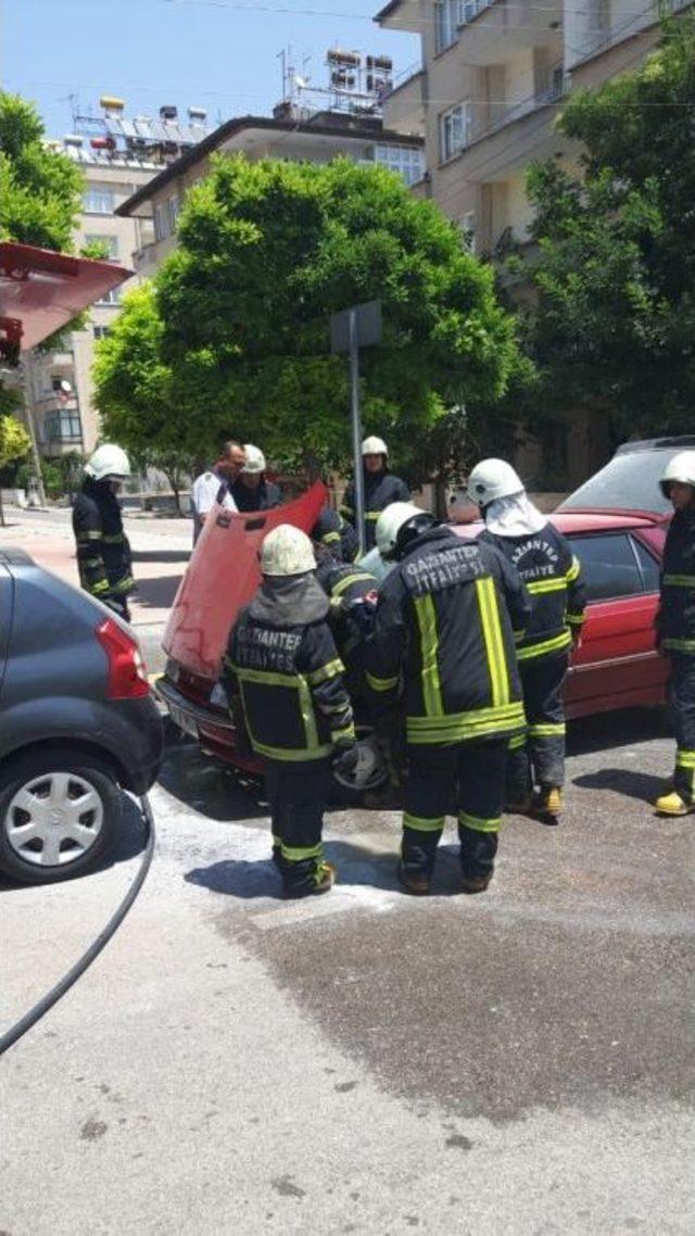 Gaziantep’te Park Halindeki Araç Alev Aldı