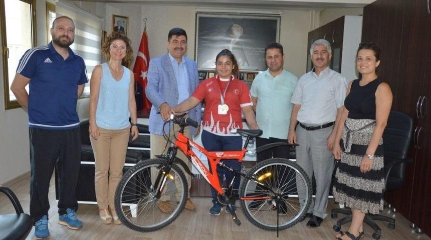 Judo’da Balkan İkincisi Olan Öğrenciye Bisiklet Hediye Edildi
