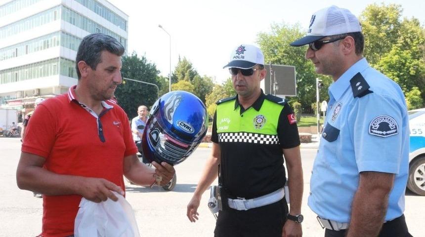 Polis, Denetimlerde Kaskı Olmayan S&uuml;r&uuml;c&uuml;lere Kask Hediye Etti