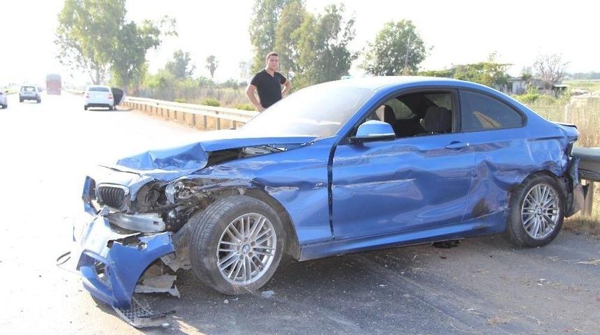 Otomobil Bariyerlere &Ccedil;arptı, Kimsenin Burnu Bile Kanamadı