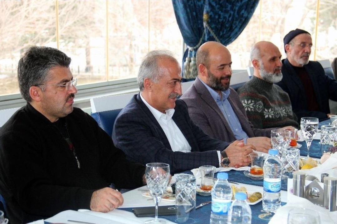 İhh Genel Başkanı Yıldırım Rekt&ouml;r &Ccedil;omaklı&rsquo;yı Ziyaret Etti