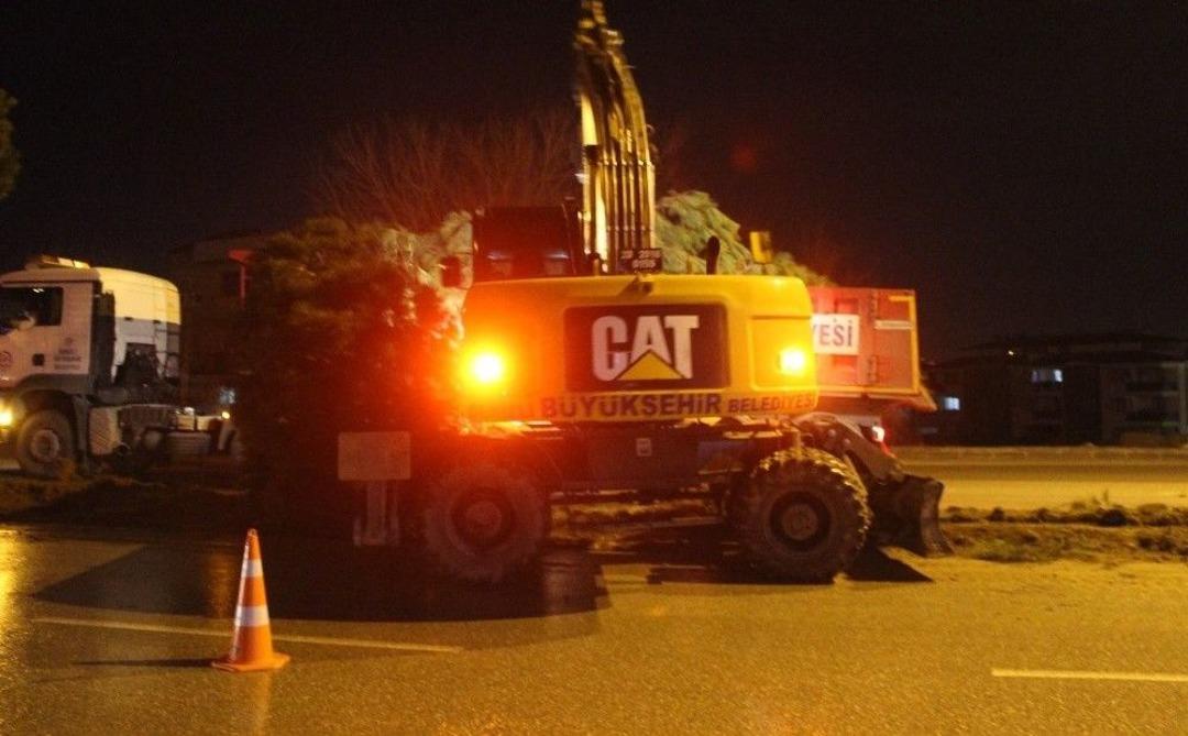 Denizli&rsquo;de &Ccedil;ok Sayıda Ağa&ccedil; B&uuml;y&uuml;kşehir Belediyesinin İş Makineleriyle S&ouml;k&uuml;ld&uuml;