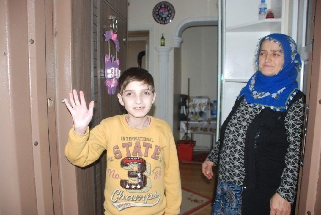 D&uuml;nyada İlk Defa Tanısı Konulan Hastalığı İle Yaşam M&uuml;cadelesi Veriyor