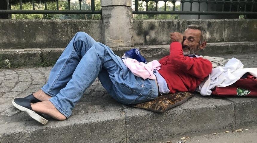 Şişli Belediyesi Zabıtası Y&uuml;r&uuml;yemeyen Adamı Sokağa Bıraktı