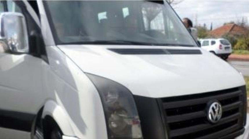 Alkoll&uuml; Servis Şof&ouml;r&uuml; Polise Yakalanınca Koltukta Dondu Kaldı