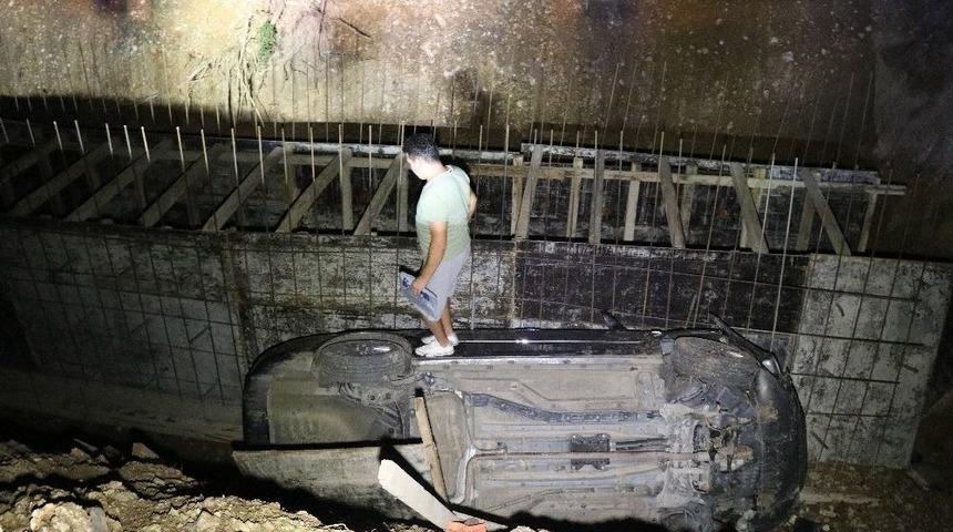 Yolun Daraldığını Fark Edemeyen S&uuml;r&uuml;c&uuml; Menfeze U&ccedil;tu: 1 Yaralı