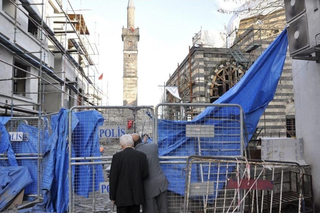 Diyarbakırlı Esnaf Ve Vatandaşların D&ouml;rt Ayaklı Minare Sevinci