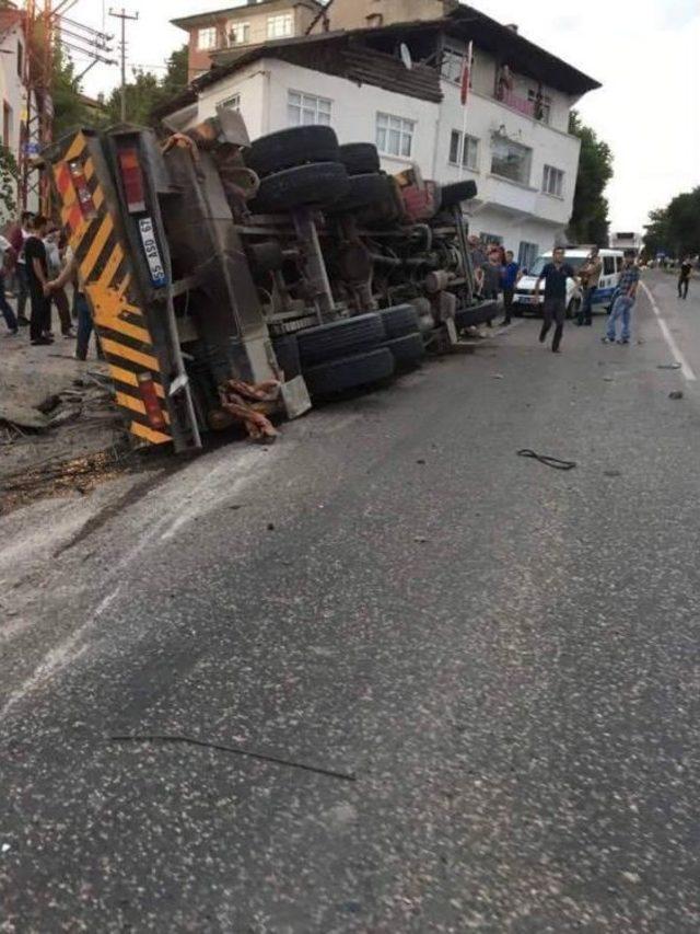 Kontrolden Çıkan Vinç, İki Araca Çarparak Durabildi: 4 Yaralı