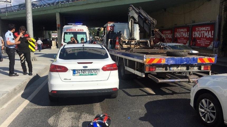 Şişli&rsquo;de Motosiklet S&uuml;r&uuml;c&uuml;s&uuml; Otomobillere &Ccedil;arparak Durabildi: 2 Yaralı