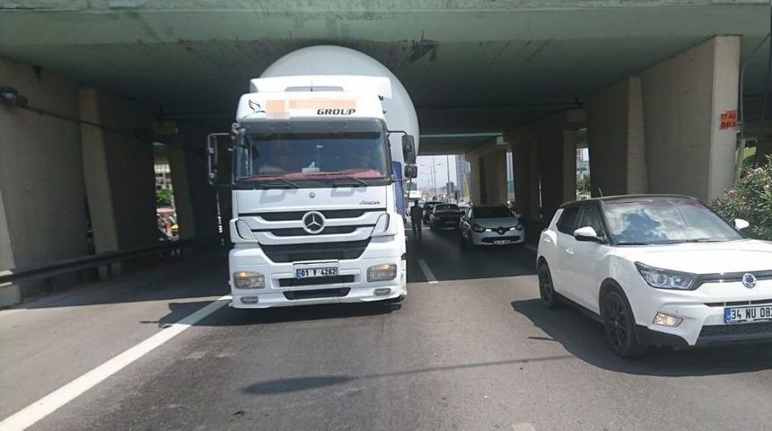 (&ouml;zel) Kartal&rsquo;da Lpg Y&uuml;kl&uuml; Tır K&ouml;pr&uuml;ye Sıkıştı