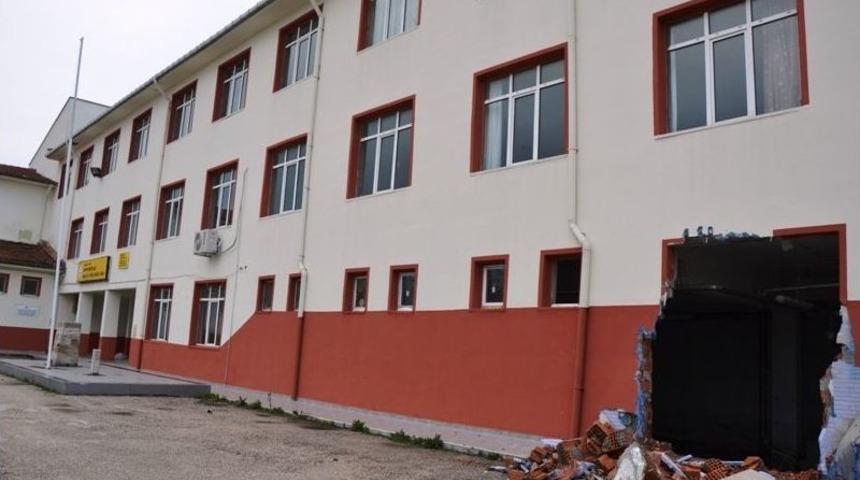 &Ccedil;anakkale&rsquo;de Hırsızlar Okulu Soydu