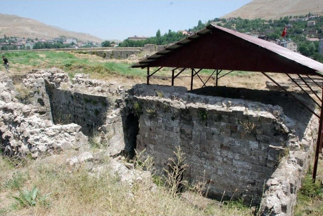 Bitlis Kalesi&rsquo;nde 3 Yıl Aradan Sonra Kazı &Ccedil;alışması