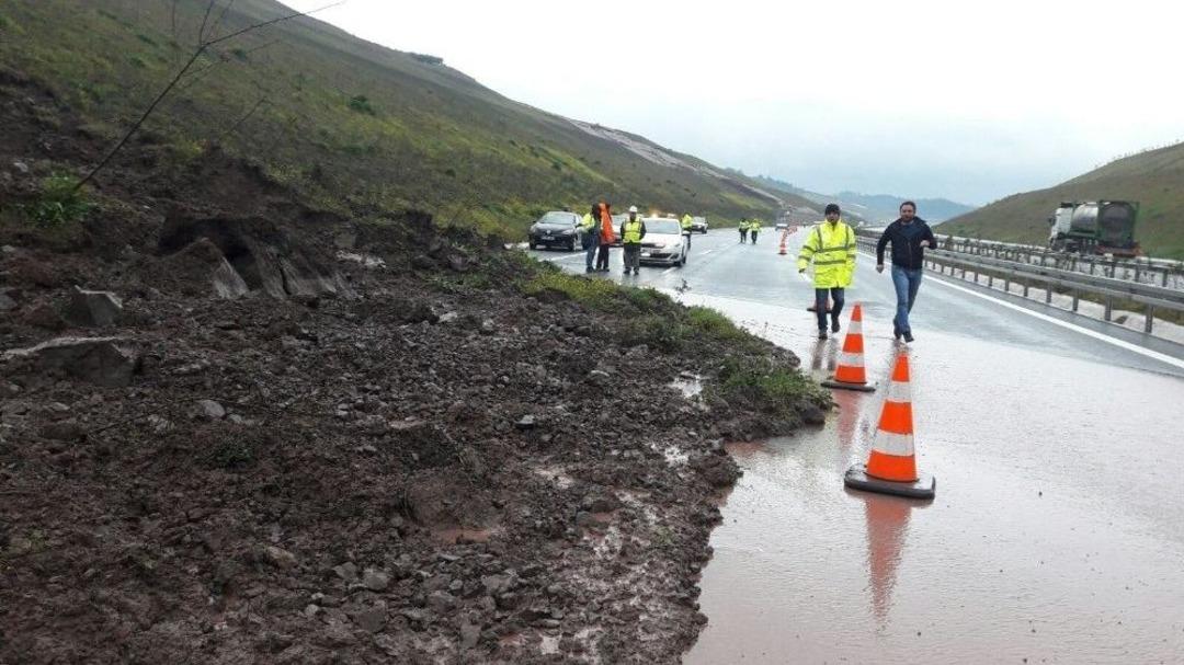 Bursa&rsquo;da Heyelan Sebebiyle Yol İstanbul İstikametine Kapatıldı
