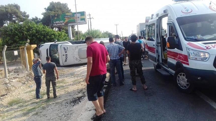 Kamyon Yolcu Minib&uuml;s&uuml;ne &Ccedil;arptı: 14 Yaralı