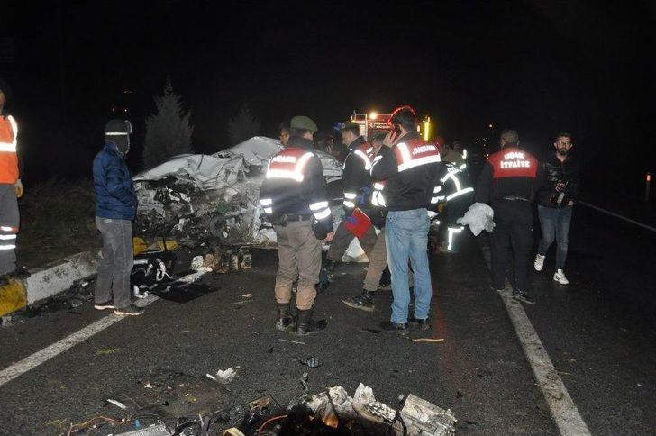 Karşı Şeride Geçen Araç Tırla Kafa Kafaya Çarpıştı: 1 Ölü, 1 Yaralı G2