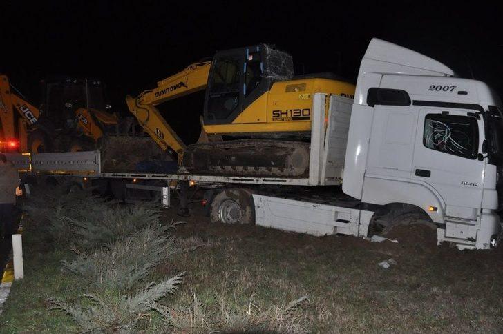 Karşı Şeride Geçen Araç Tırla Kafa Kafaya Çarpıştı: 1 Ölü, 1 Yaralı G3