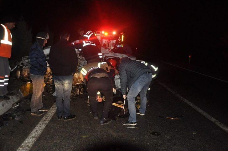 Karşı Şeride Geçen Araç Tırla Kafa Kafaya Çarpıştı: 1 Ölü, 1 Yaralı G4