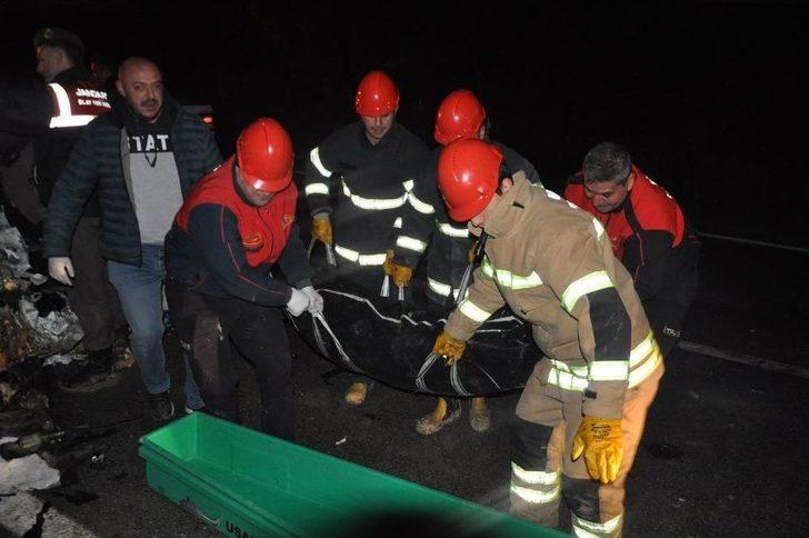 Karşı Şeride Geçen Araç Tırla Kafa Kafaya Çarpıştı: 1 Ölü, 1 Yaralı G5