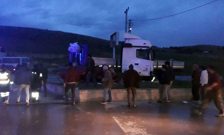 Amasya’da Otomobil İle Tır Çarpıştı: 1 Ölü, 3 Yaralı G3