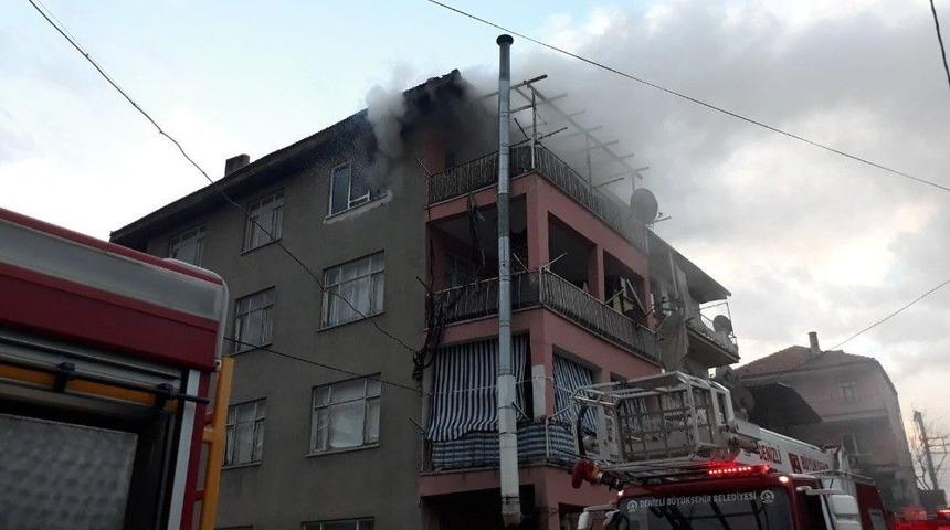 Denizli&rsquo;de &Ccedil;ıkan Yangında 2 Kişi Dumandan Etkilendi
