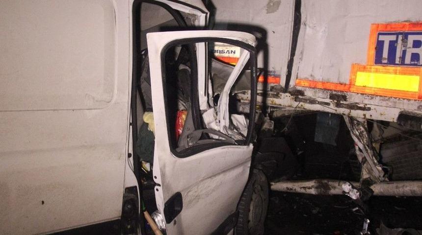 Tem Otoyolu&rsquo;nda 3 Ara&ccedil; Birbirine Girdi: 1 Yaralı