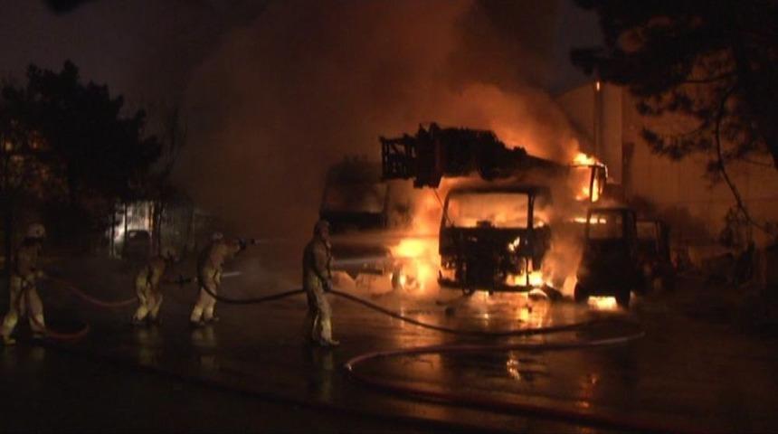 (&ouml;zel) &Uuml;mraniye&rsquo;de 4 İş Makinesi Alev Alev Yandı