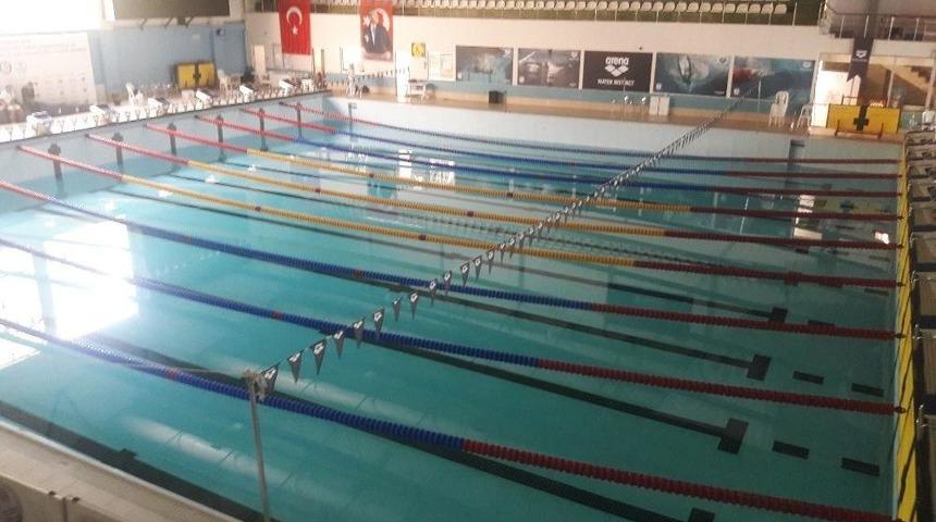 (özel) Güngören’de Yüzme Şampiyonası’nda "havuz" Problemi