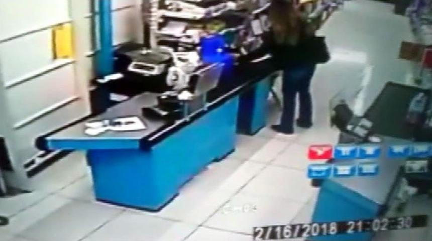 (&ouml;zel) Gen&ccedil; Kadın &Ouml;nce Marketten &Ccedil;ikolata &Ccedil;aldı Ardından G&uuml;lerek Marketten &Ccedil;ıktı