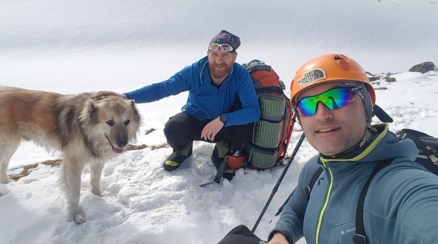 (&ouml;zel) T&uuml;rk Dağcıların 4 Bin 400 Metrede Buzul &Ccedil;ukuruna D&uuml;şen K&ouml;peği Kurtarma Anları Kamerada