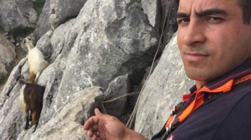 Kayalıklarda Mahsur Kalan Ke&ccedil;ileri İtfaiye Kurtardı