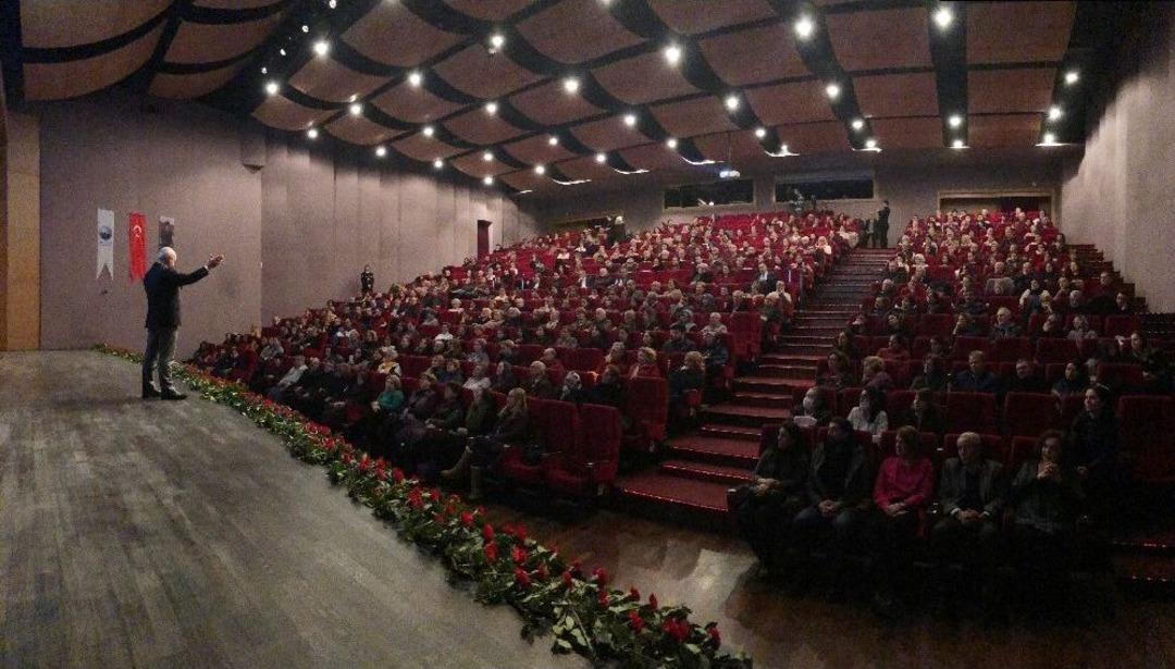 &lsquo;&rsquo;iki Yaka B&uuml;y&uuml;k Aşk&rsquo;&rsquo; İzleyicilerle Buluştu