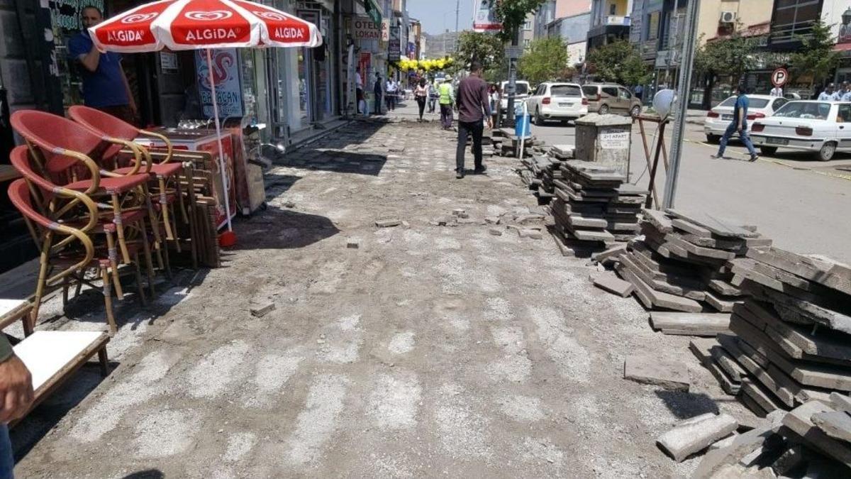 Kars Belediyesi Kazımpaşa Caddesi&rsquo;nin Kaldırımlarını Yeniliyor
