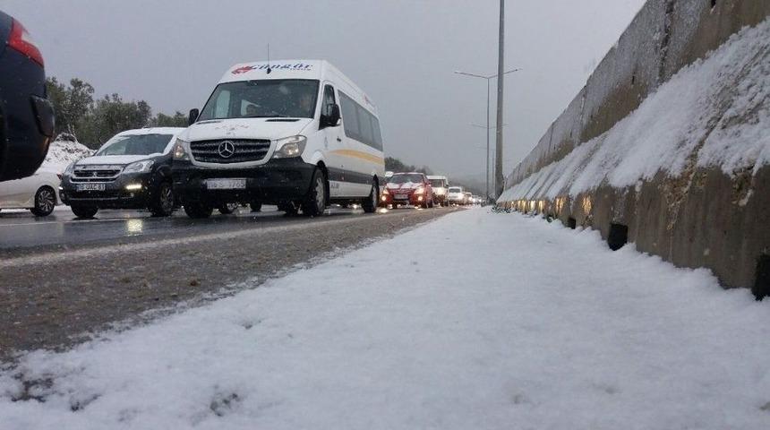 Bursa G&uuml;ne Kar Yağışıyla Başladı