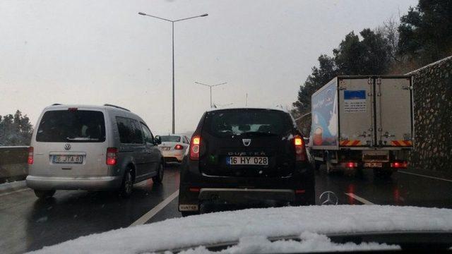 Bursa Güne Kar Yağışıyla Başladı