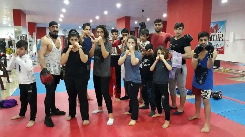 (&ouml;zel Haber) Mardinli Kızlar Kick Boks İle &Ccedil;ocuk Gelinlere &Ouml;nlem Arıyor