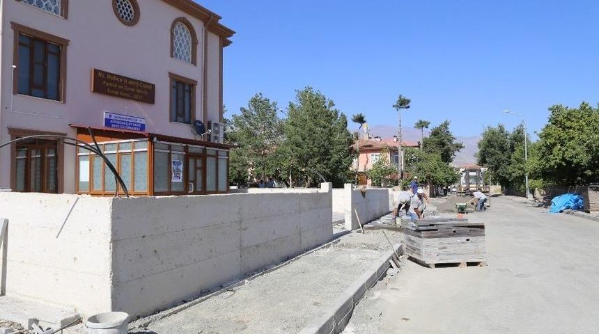 İbadethanelerin &Ccedil;evre D&uuml;zenleme &Ccedil;alışmaları Devam Ediyor