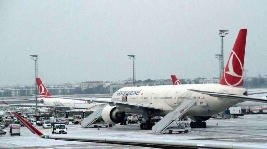 U&ccedil;aklar Buzlanmaya Karşı Alkol İle Yıkanıyor