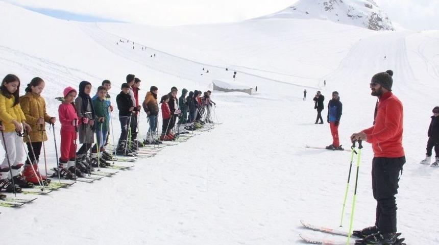 Geleceğin Kayakçıları Hakkari’de Yetişiyor