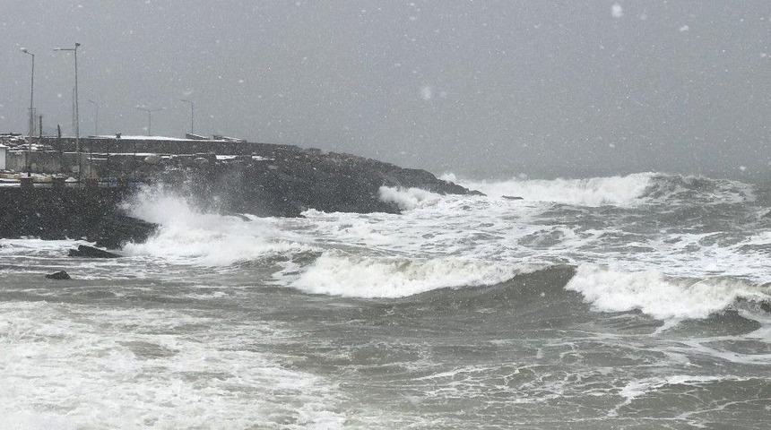 Akçakoca’da Fırtına Etkili Oluyor