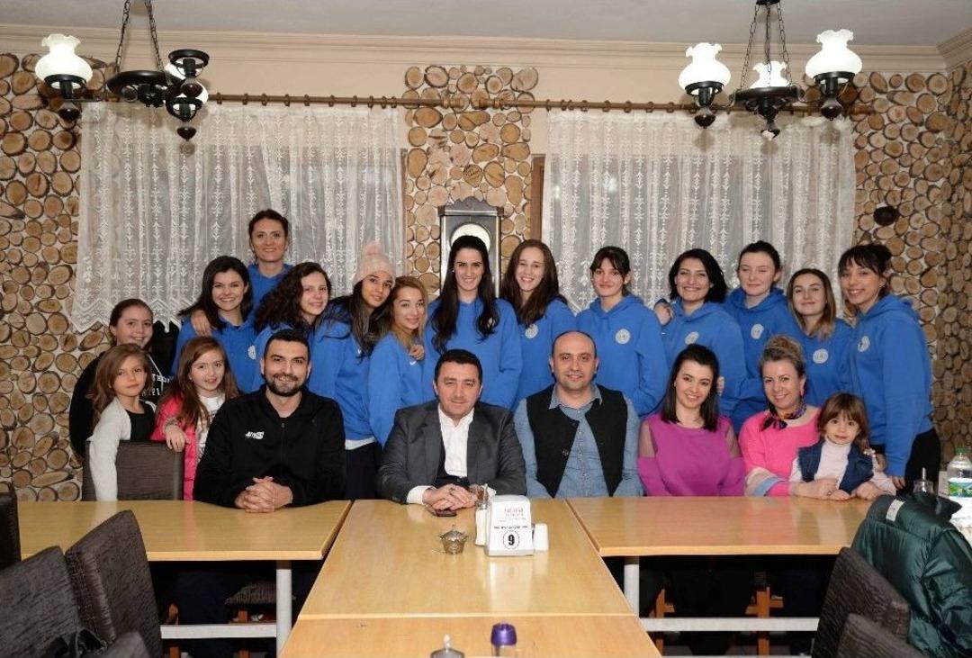 Başkan Bakıcı Voleybolcular İle Bir Araya Geldi